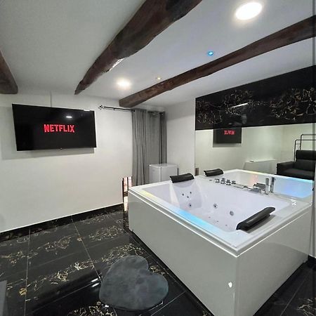 Valentino Luxury Suites Napoli Bagian luar foto