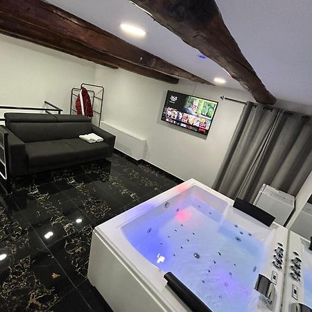 Valentino Luxury Suites Napoli Bagian luar foto
