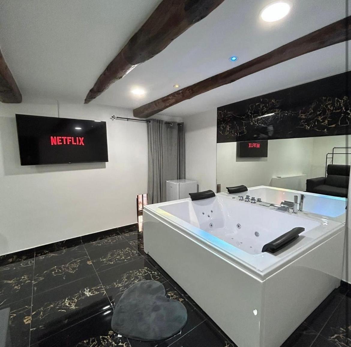 Valentino Luxury Suites Napoli Bagian luar foto