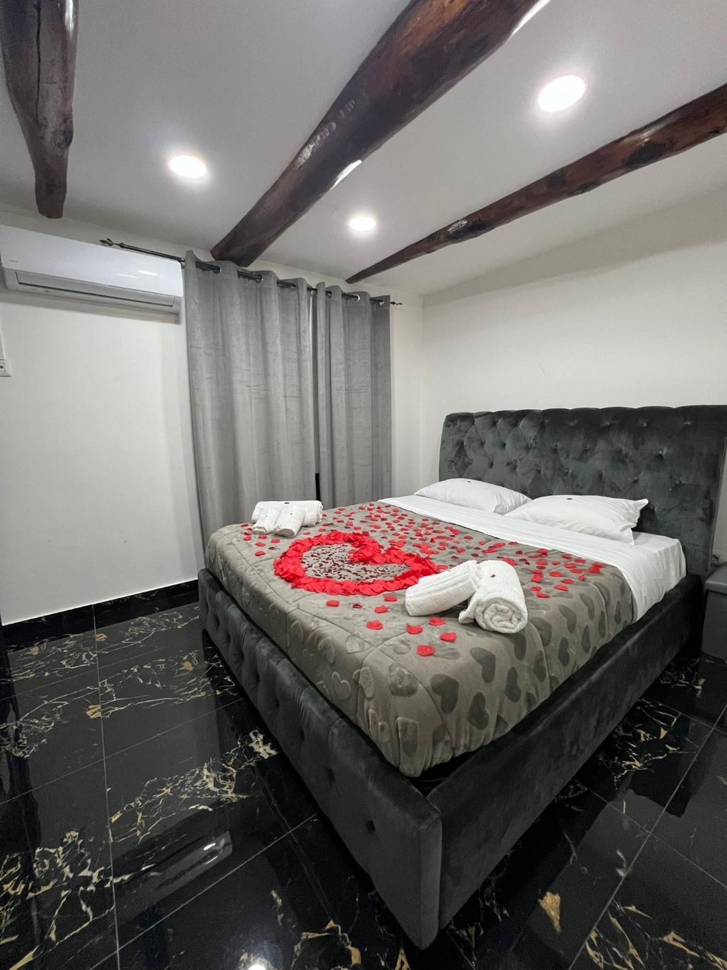 Valentino Luxury Suites Napoli Bagian luar foto