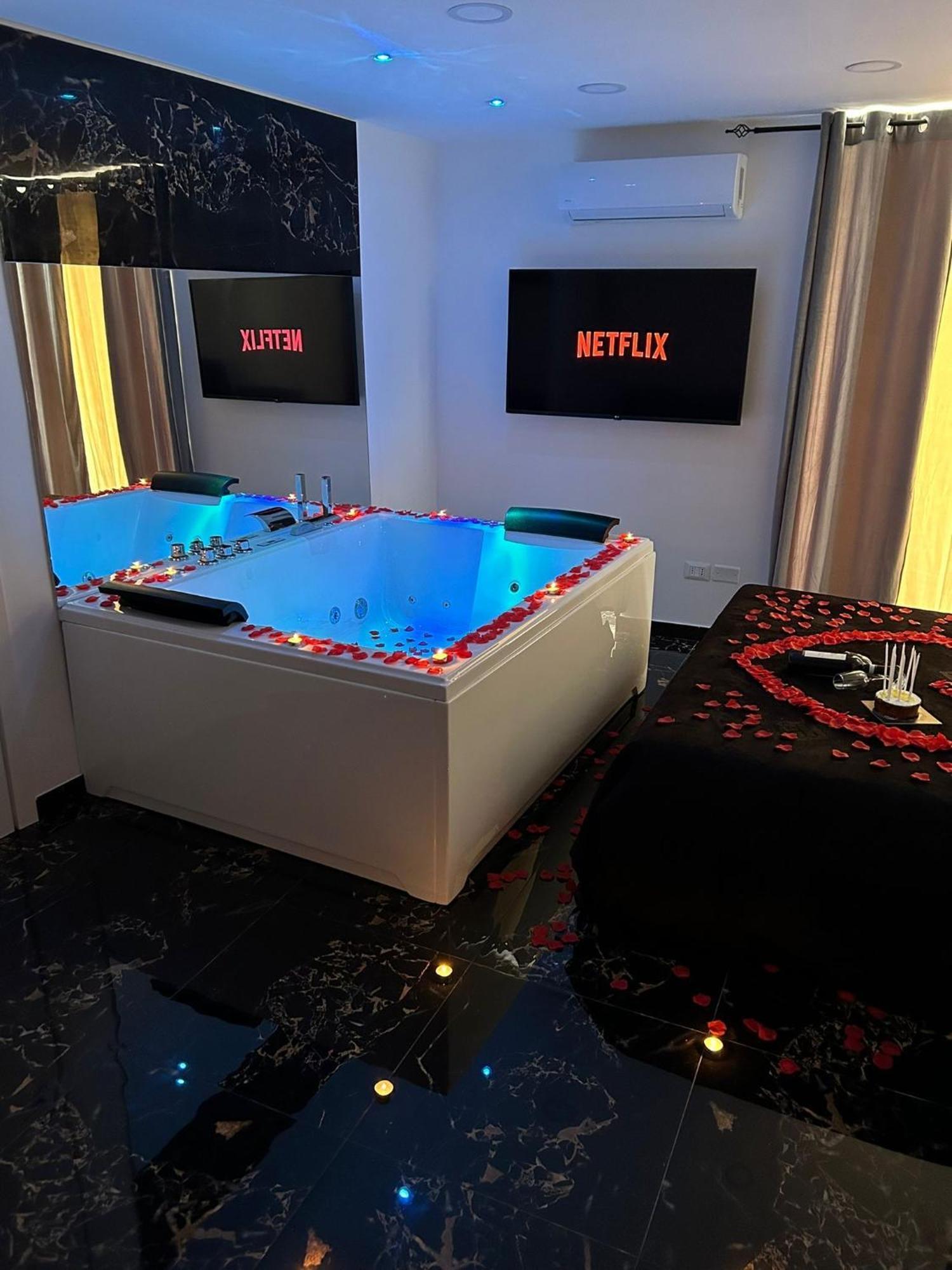 Valentino Luxury Suites Napoli Bagian luar foto