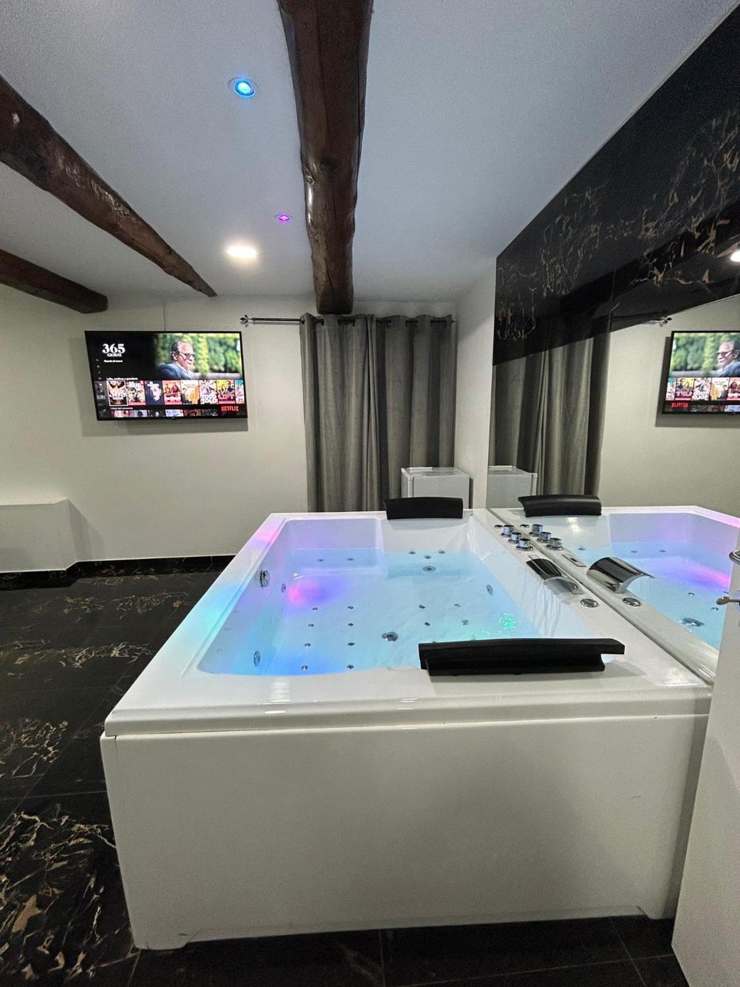 Valentino Luxury Suites Napoli Bagian luar foto