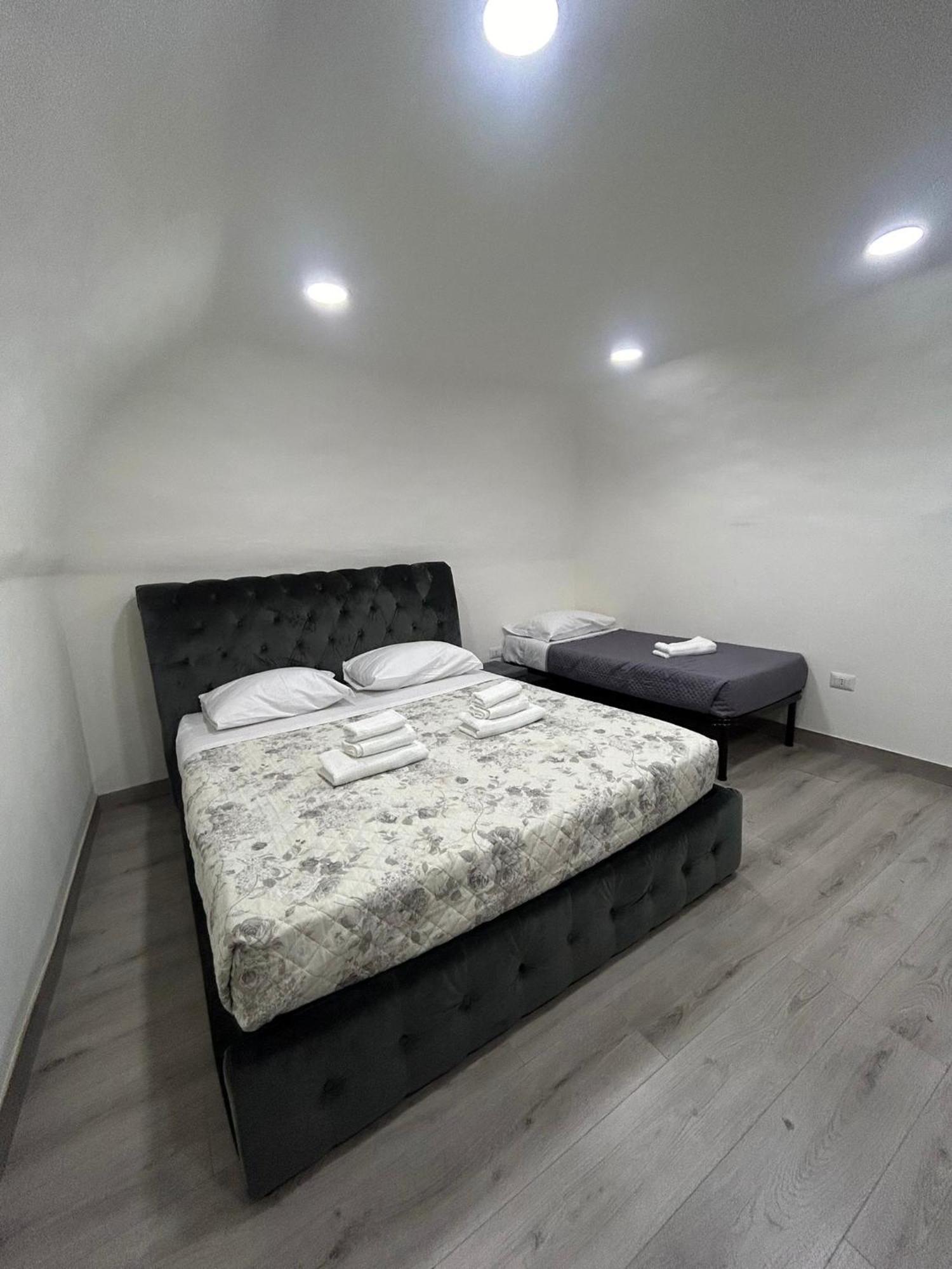 Valentino Luxury Suites Napoli Bagian luar foto