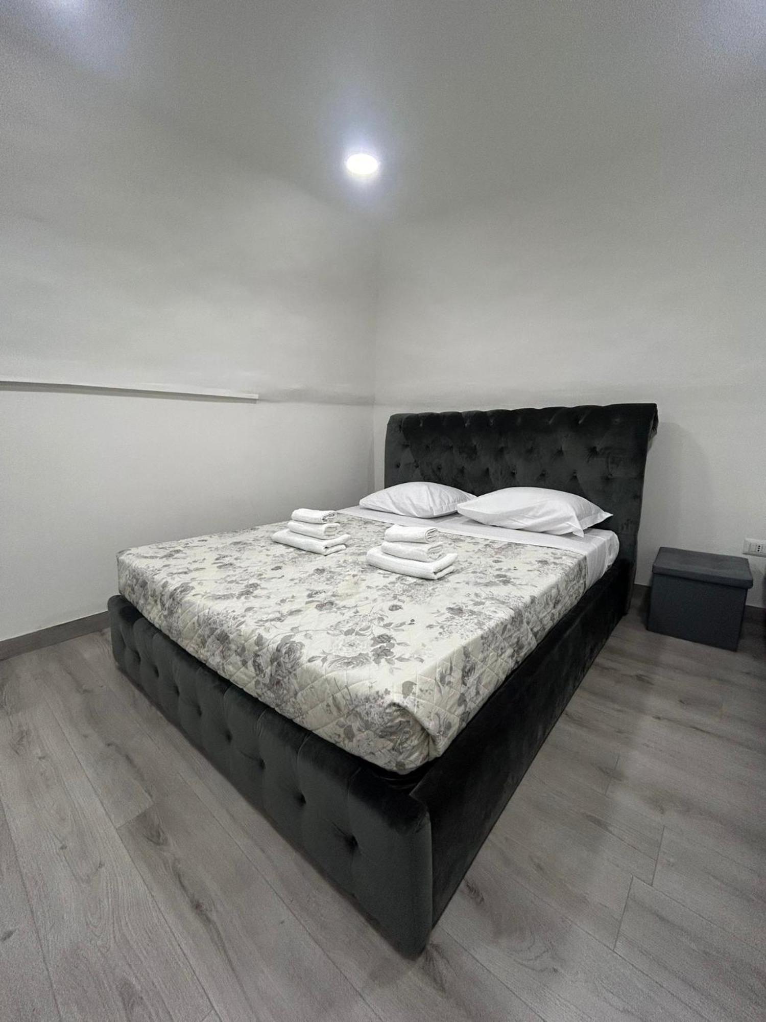 Valentino Luxury Suites Napoli Bagian luar foto