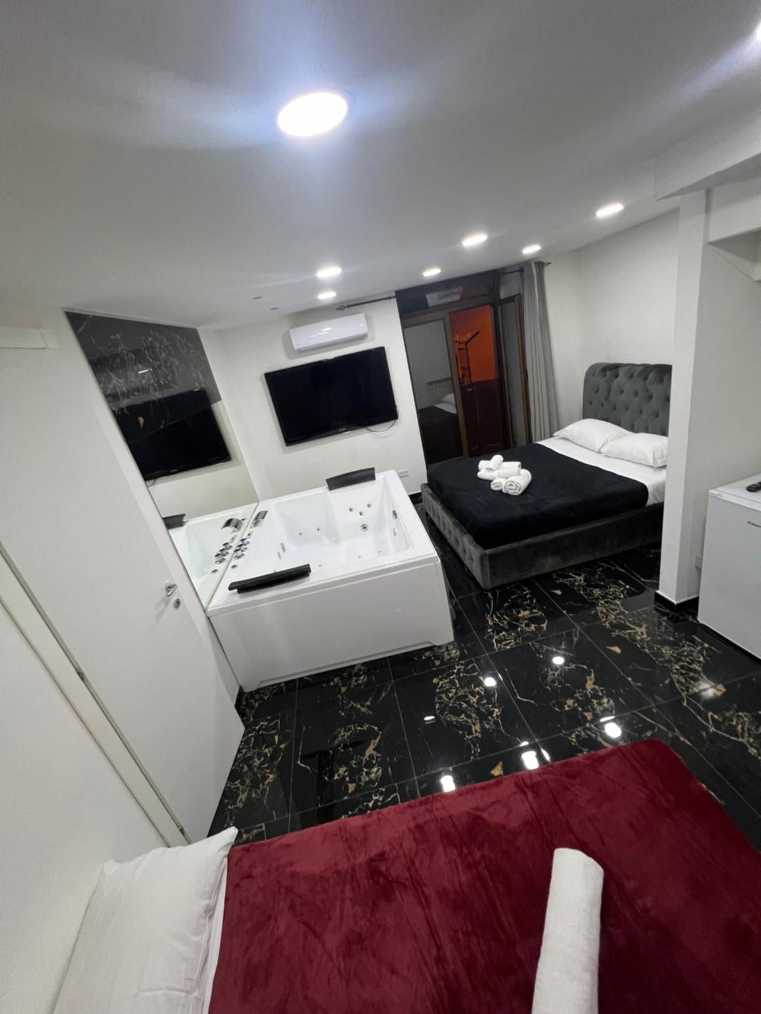 Valentino Luxury Suites Napoli Bagian luar foto