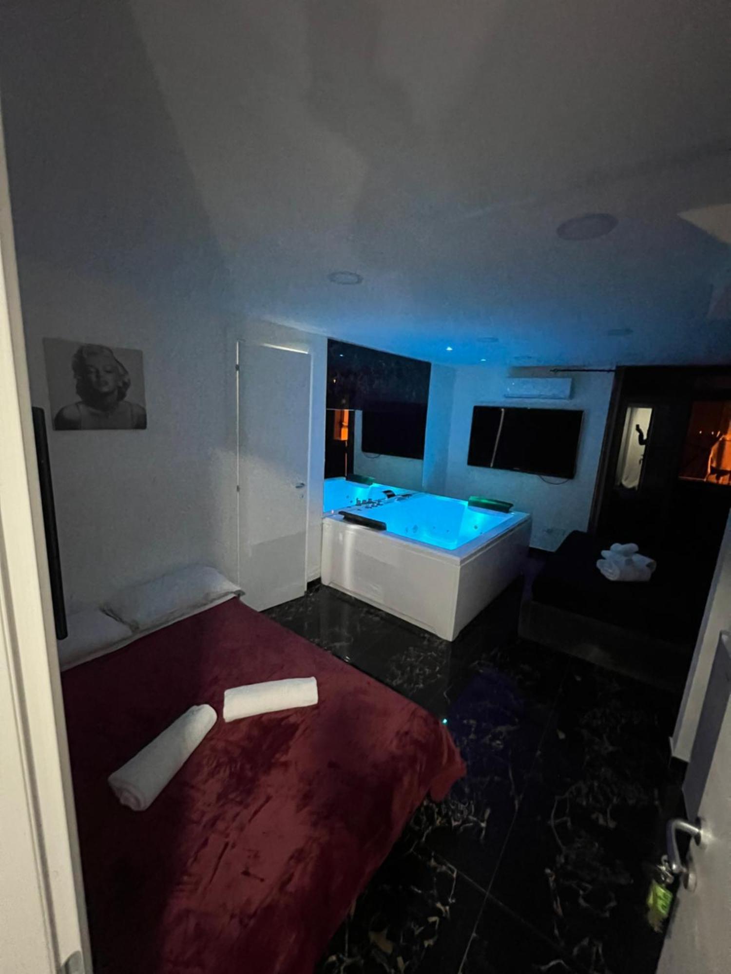 Valentino Luxury Suites Napoli Bagian luar foto