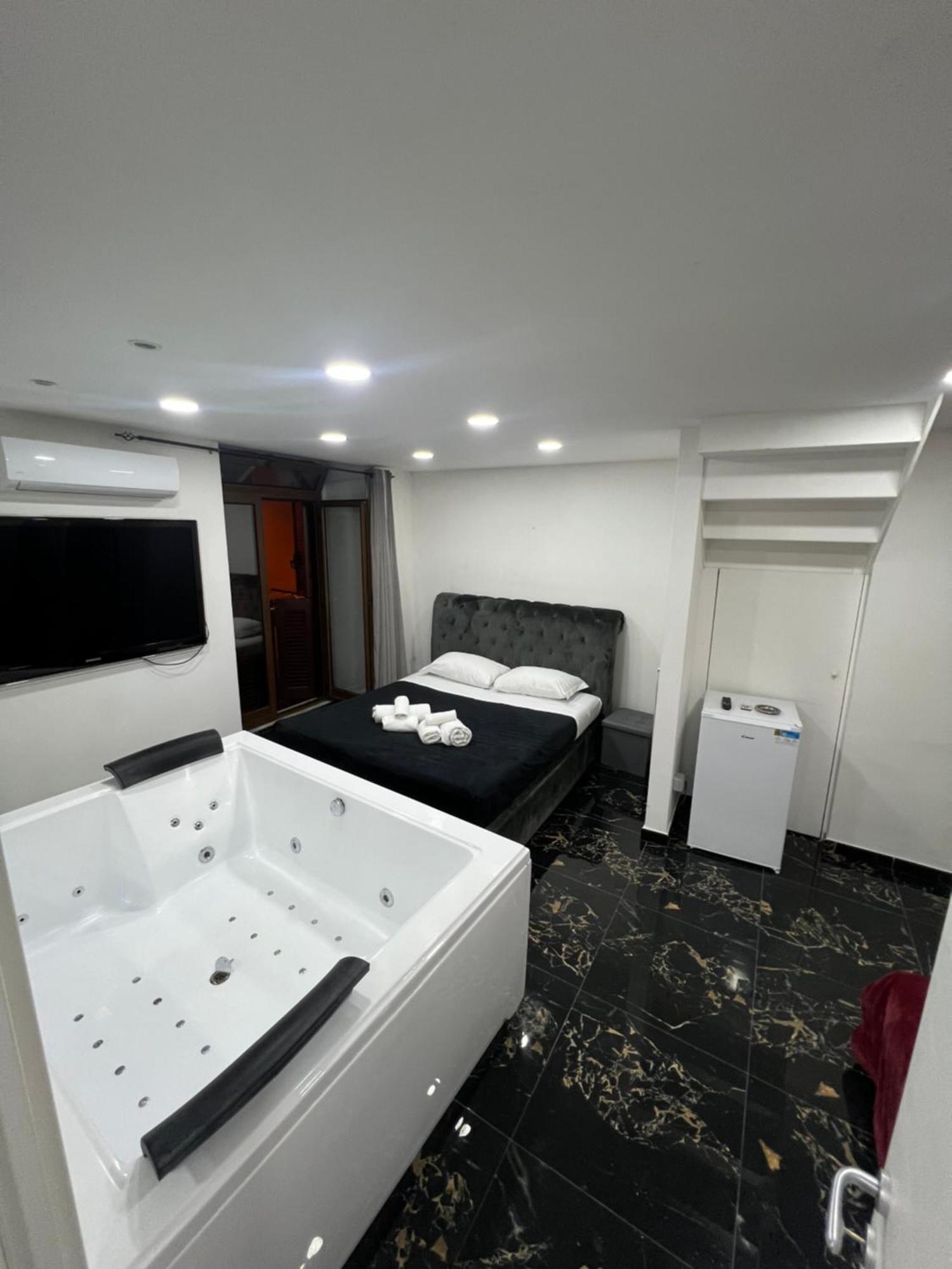 Valentino Luxury Suites Napoli Bagian luar foto