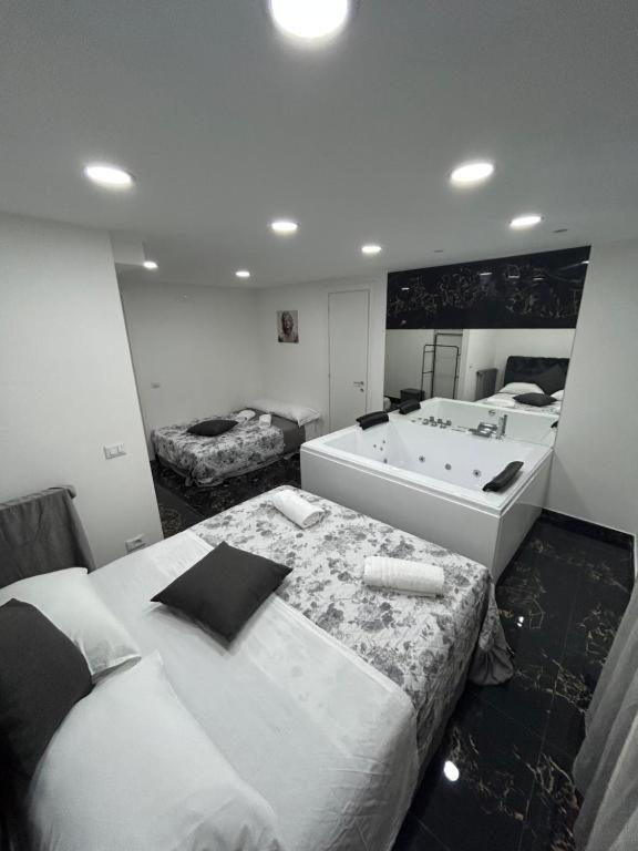 Valentino Luxury Suites Napoli Bagian luar foto