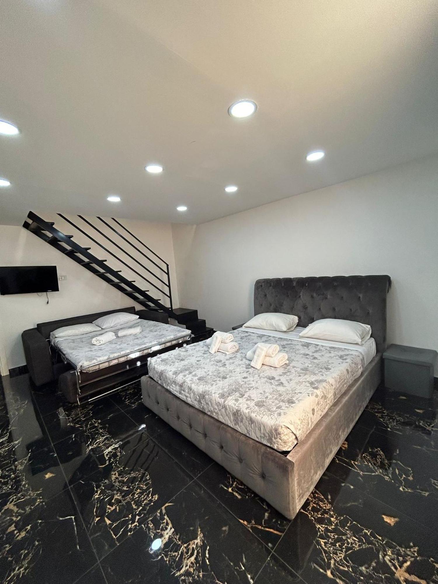 Valentino Luxury Suites Napoli Bagian luar foto