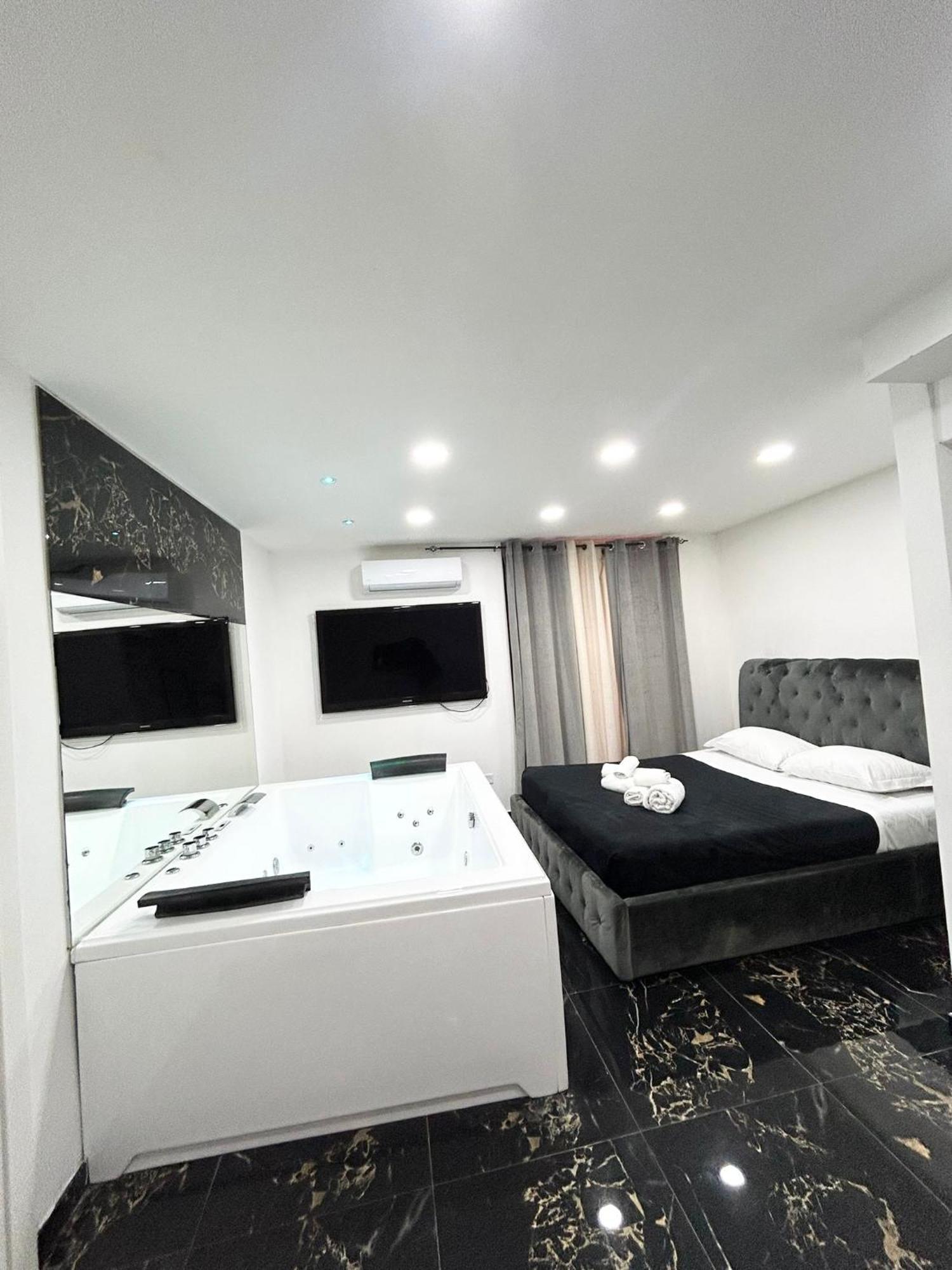 Valentino Luxury Suites Napoli Bagian luar foto