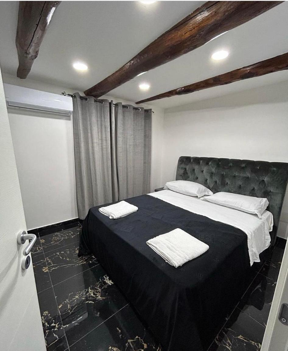 Valentino Luxury Suites Napoli Bagian luar foto