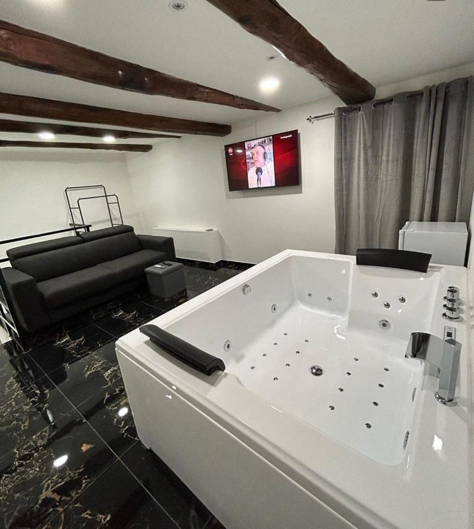 Valentino Luxury Suites Napoli Bagian luar foto
